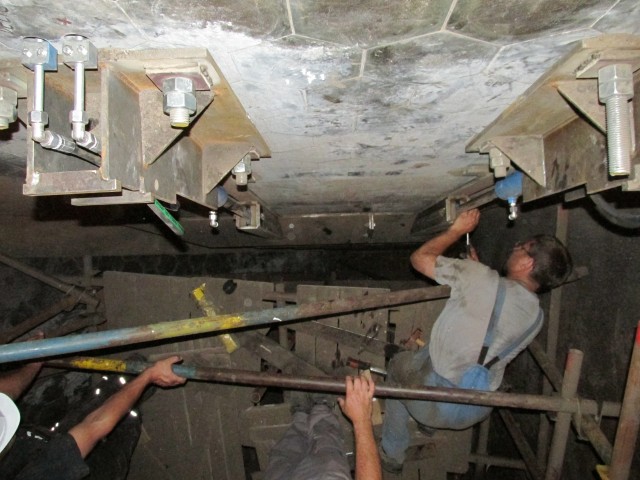 Instalace systému rozrušovacích hrabel v zásobníku uhlí
