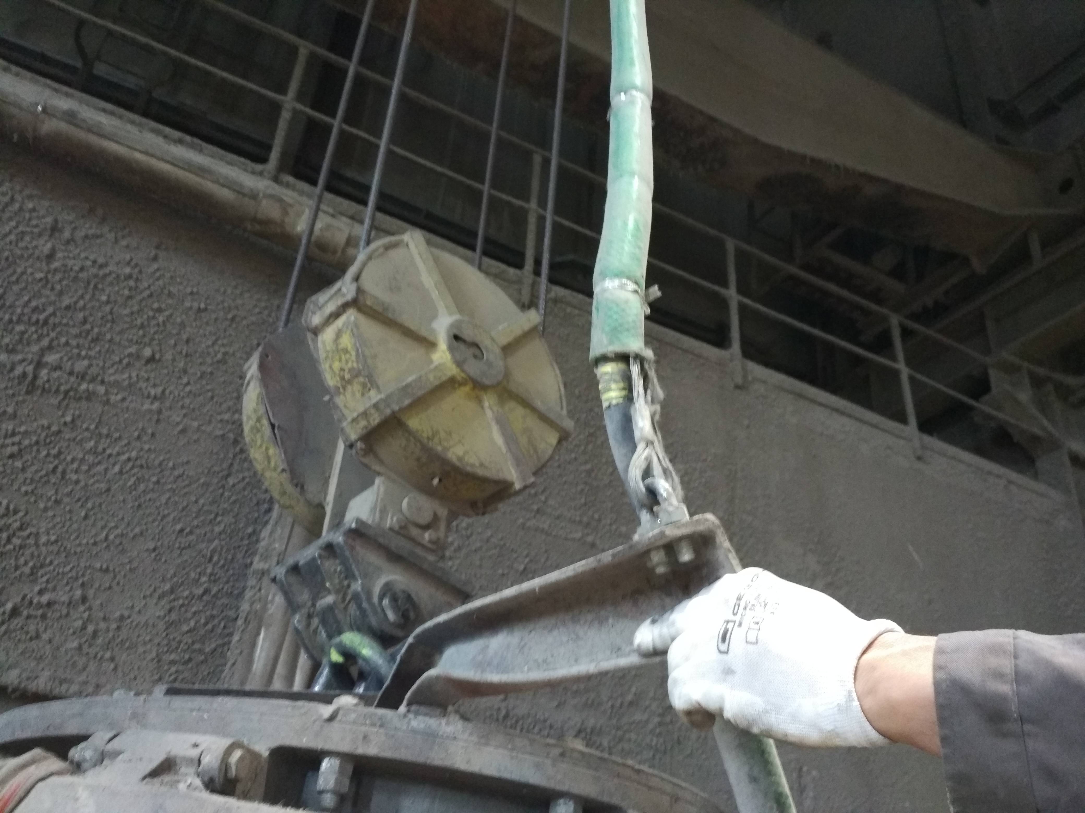Napájecí kabel hydrauliky drapákového jeřábu